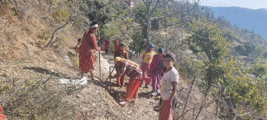 डडेल्धुराका महिलाहरू फुर्सदिला हुँदा विकास निर्माणका काममा जुटे